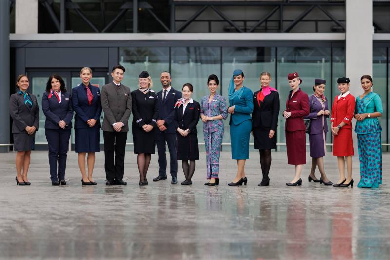 Los auxiliares de vuelo de las 14 aerolíneas de oneworld que operan en Londres-Heathrow ©oneworld