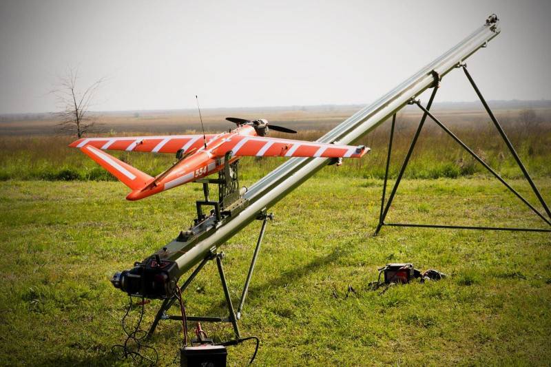 Los aliados de la OTAN pusieron a prueba un sistema de defensa antidrones por capas en el campo de entrenamiento de Capu Midia, en Rumanía, el 24 de abril de 2026. El evento reflejó el esfuerzo general de la OTAN por reforzar la disuasión y la defensa mediante una integración multidominio adaptable en el marco de eVA Eastern Sentry, donde la Alianza sigue perfeccionando sus métodos para detectar, rastrear y neutralizar las amenazas aéreas emergentes. Foto cortesía del Mando Aliado de Transformación de la OTAN.