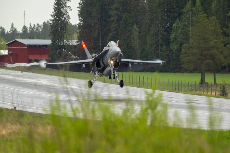 Un F/A-18 Hornet finlandés aterriza en un tramo cerrado de autopista en Finlandia durante el ejercicio «Imminent Field 2026», celebrado del 18 al 22 de mayo. El ejercicio mejora la capacidad del AIRCOM para ejecutar el ACE. Foto cortesía de la Fuerza Aérea Italiana. Foto cortesía de la Fuerza Aérea Finlandesa.