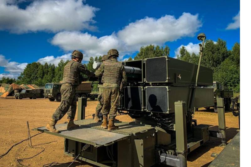 El ejercicio reunió a cazas F-16 rumanos y portugueses, unidades lituanas de defensa aérea y antimisiles terrestres (SBAMD), los Sistemas Nacionales Avanzados de Misiles Tierra-Aire (NSAMS) españoles y un sistema Patriot rumano en un escenario de lucha contra sistemas aéreos no tripulados (c-UAS) centrado en la Defensa Aérea y Antimisiles Integrada (IAMD). Foto del francés OR-9 Arnaud Chamberlin.