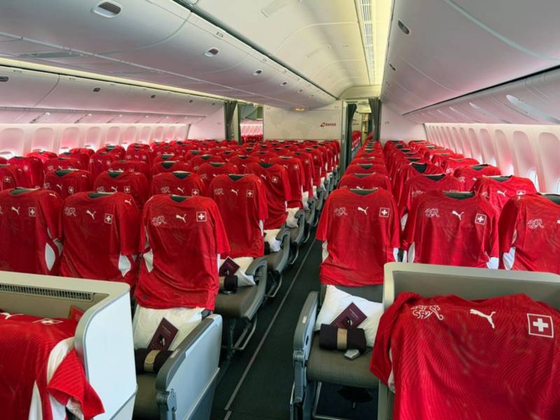 Una sorpresa durante el embarque: como detalle especial, todos los pasajeros del vuelo LX40 recibieron una camiseta de la selección suiza de fútbol. ©SWISS
