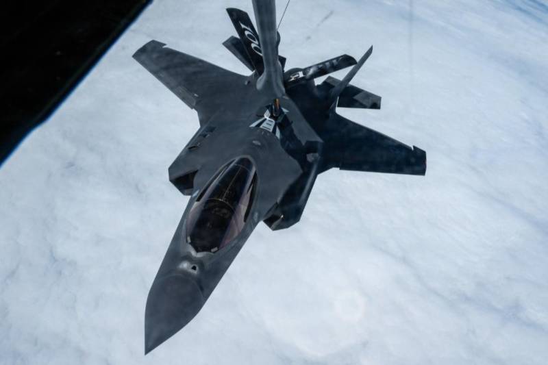 Un avión cisterna KC-135 Stratotanker de la Fuerza Aérea de EE. UU. reabastece de combustible a un F-35 Lightning II de EE. UU. como parte del ejercicio Ramstein Flag 26 sobre Finlandia, el 16 de junio de 2026. El reabastecimiento aéreo amplía el alcance y la autonomía de las aeronaves participantes, lo que respalda los objetivos de entrenamiento del Comando Aéreo Aliado de la OTAN a lo largo del RAFL26. Foto cortesía de Aidan Martínez Rosiere, Fuerza Aérea de EE. UU.