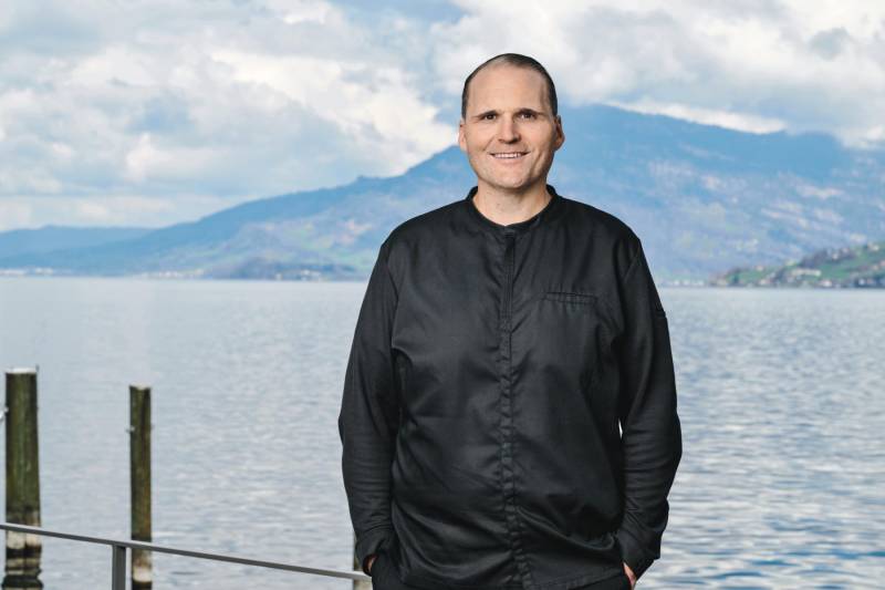 Fabian Inderbitzin, jefe de cocina del restaurante Seerestaurant Belvédère en Hergiswil, situado a orillas del pintoresco lago de Lucerna. Imagen: SWISS