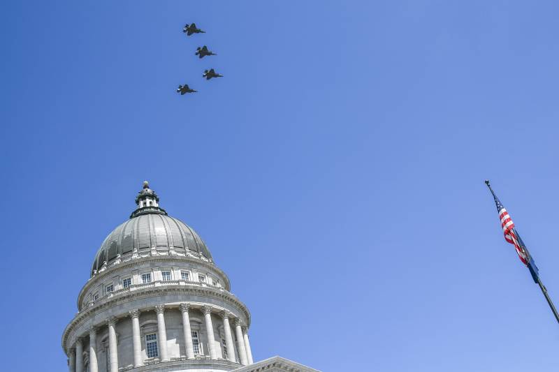 Una formación de cuatro aviones F-35A Lightning II del 388.º Ala de Caza y del Equipo de Demostración del F-35, de la Base Aérea Hill, en Utah, sobrevuela el Capitolio del estado de Utah el 30 de abril de 2020. El 419.º Ala de Caza de la Reserva de la Fuerza Aérea de EE. UU., junto con la Base Aérea Hill, surcará los cielos para realizar un sobrevuelo por todo el estado este 4 de julio, con el fin de celebrar el emblemático aniversario «Freedom 250» de la nación. (Foto de la Fuerza Aérea de EE. UU. tomada por Cynthia Griggs)