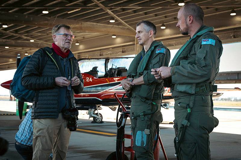 En mayo de 2026, un grupo de fotógrafos del Sale Camera Club visitó la Base de la RAAF en East Sale, Victoria, para realizar un recorrido por las instalaciones de la Escuela Central de Vuelo y fotografiar un entrenamiento de la exhibición acrobática de las Roulettes de la Fuerza Aérea. Los fotógrafos asistieron a una sesión informativa sobre la exhibición aérea, tuvieron la oportunidad de volar en el simulador PC-21 y visitaron la pista para fotografiar el entrenamiento de la exhibición. ©Departamento de Defensa de Australia