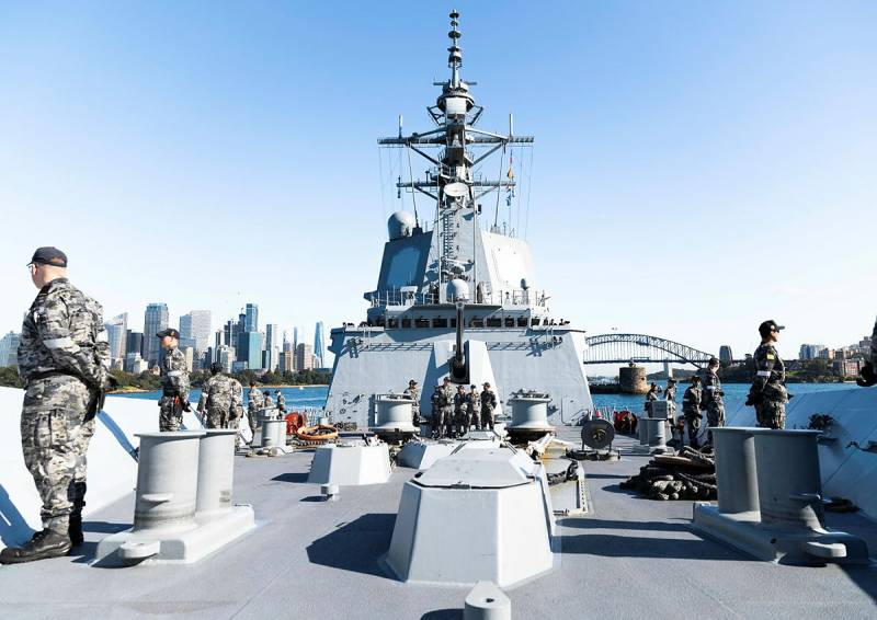 Los marineros del HMAS Sydney (V) se alinean en las cubiertas superiores mientras el buque zarpa desde la Base Naval Este, en Sídney (Nueva Gales del Sur), para participar en el Despliegue de Presencia Regional 26-3. ©Departamento de Defensa de Australia