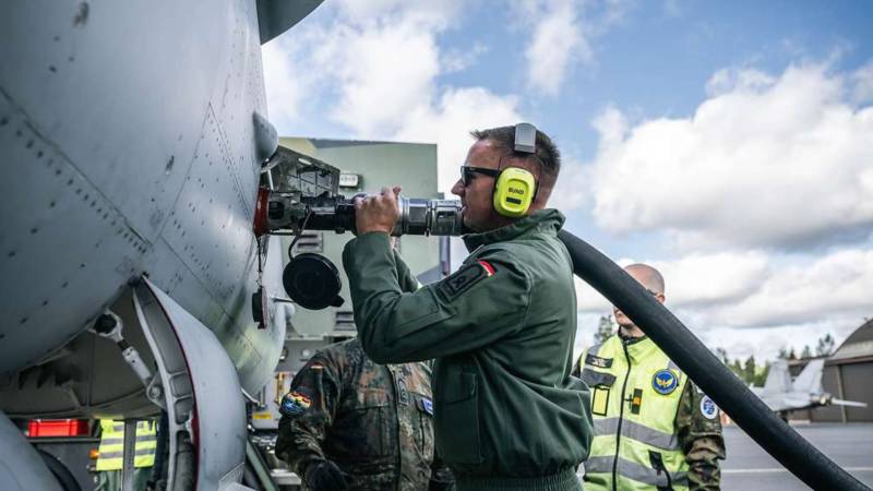 Un técnico alemán repone combustible a un F/A-18 de la Fuerza Aérea de Finlandia durante el ejercicio de la OTAN «Ramstein Flag 2026» © Bundeswehr/Marvin Hofmann