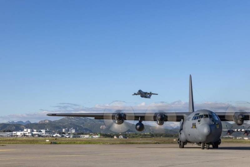El 15 de junio, aeronaves de movilidad de las fuerzas aliadas rodaron por la pista y despegaron desde la Base Aérea Principal de Ørland, en Noruega, como parte del ejercicio Ramstein Flag 26. El CAOC de Bodø, ubicado en la Base Aérea Principal de Ørland, es uno de los tres CAOC de la OTAN y se encarga de mantener el control del espacio aéreo de la OTAN, al tiempo que integra el poder aéreo multinacional a través de un panorama operativo común. Foto cortesía de la Fuerza Aérea Real de Noruega.