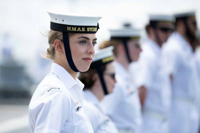 La marinera de primera de guerra electrónica Olivia Cirillo en el castillo de proa mientras el HMAS Sydney (V) se prepara para atracar en Pearl Harbor, Hawái. ©Departamento de Defensa de Australia