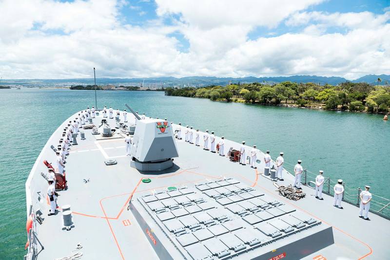 Los marineros de la Armada Real Australiana a bordo del HMAS Sydney (V) se alinean en el castillo de proa mientras el buque se prepara para atracar en Pearl Harbor, Hawái. ©Departamento de Defensa de Australia