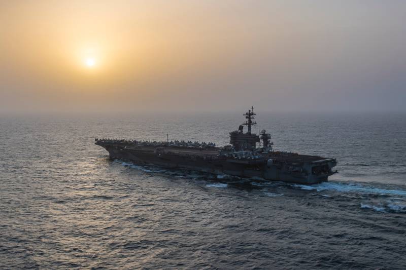 El portaaviones de la clase Nimitz USS Carl Vinson (CVN 70) opera en la zona de responsabilidad del Comando Central de los Estados Unidos. (Foto oficial de la Armada de los Estados Unidos)