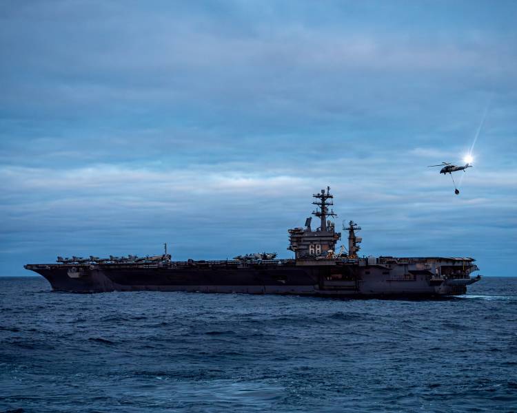 Un MH-60S Sea Hawk, adscrito al Escuadrón de Combate Marítimo de Helicópteros 6, realiza un reabastecimiento vertical con el portaaviones de clase Nimitz USS Nimitz (CVN 68) en el Océano Pacífico, el 23 de abril de 2026. El Gridley se encuentra desplegado con el Grupo de Ataque del Portaaviones Nimitz como parte del ejercicio Southern Seas 2026, cuyo objetivo es mejorar la capacidad, aumentar la interoperabilidad y fortalecer las alianzas marítimas con países de toda la región a través de intercambios y cooperación conjuntos, multinacionales e interinstitucionales. (Foto de la Marina de los EE. UU. tomada por el especialista en comunicación de masas de segunda clase Timothy Meyer)