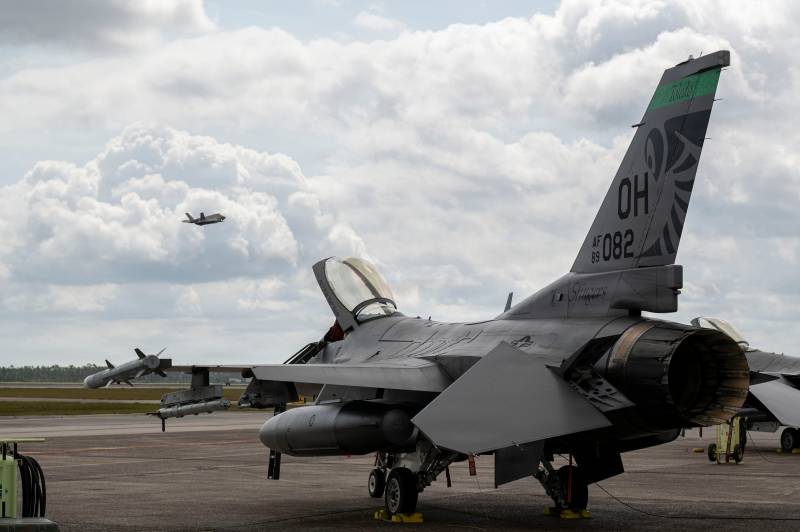 Un F-16 Fighting Falcon de la Fuerza Aérea de los Estados Unidos, adscrito al 180.º Ala de Caza de la Guardia Nacional de Ohio, se encuentra en la línea de vuelo mientras un F-35 Lightning II, adscrito al 325.º Ala de Caza, despega durante el ejercicio «Checkered Flag 26-2» y el Programa de Evaluación de Sistemas de Armas-Este en la Base Aérea de Tyndall, Florida, el 29 de abril de 2026. Checkered Flag, uno de los ejercicios aire-aire más grandes del ejército de EE. UU., integra aeronaves de cuarta y quinta generación para mejorar la capacidad del ejército de generar poder de combate a gran escala a través de movilidad, despliegue y empleo avanzados. (Foto del sargento mayor Kregg York. Algunos elementos fotográficos se han difuminado por motivos de seguridad).