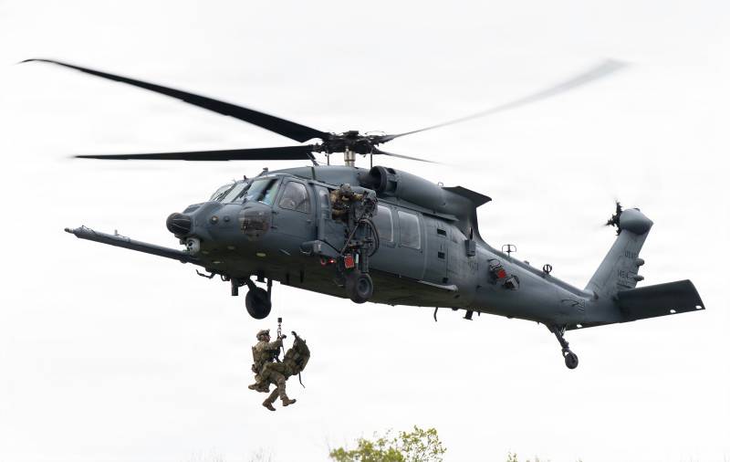 Los paracaidistas de rescate de la Fuerza Aérea de los Estados Unidos, adscritos al 106.º Ala de Rescate de la Guardia Aérea Nacional de Nueva York, realizan operaciones de descenso en rappel durante una inspección de preparación para el combate aéreo en Fort Drum, Nueva York, el 14 de mayo de 2026. Las inspecciones de preparación para el combate evalúan la capacidad de una unidad para movilizarse, desplegarse y llevar a cabo tareas esenciales para la misión de manera rápida en entornos difíciles y en zonas de conflicto. Foto de la sargento primero Sarah McKernan.