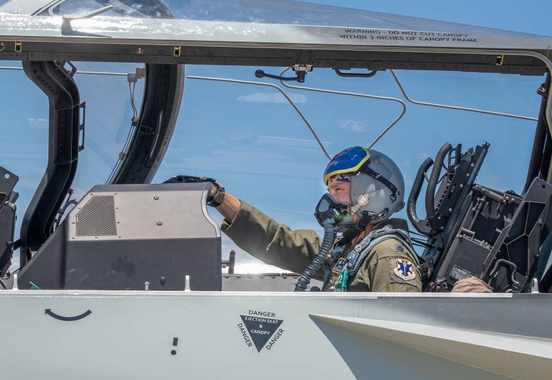 El teniente coronel Michael Trott, comandante del 99.º Escuadrón de Entrenamiento de Vuelo, se prepara para una salida en la cabina de un T-7A Red Hawk en la Base Conjunta San Antonio-Randolph, Texas, el 14 de mayo de 2026. Como uno de los primeros pilotos habilitados para el T-7A en el Comando de Educación y Entrenamiento Aéreo, Trott lidera la unidad en el desarrollo del programa de entrenamiento para futuros pilotos instructores. La aviónica y los sistemas avanzados del T-7A están diseñados para preparar a los aviadores para los cazas de quinta y sexta generación. (Foto de la Fuerza Aérea de EE. UU. por Benjamin Faske)