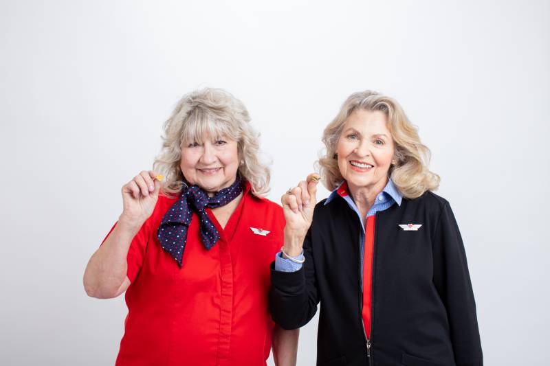 Southwest rinde homenaje a Sandra Force y a su compañera, la azafata Deborah Stembridge, ambas contratadas en 1971, con insignias conmemorativas por sus 55 años de servicio ©Southwest Airlines