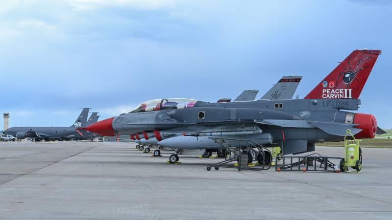 Un F-16 Fighting Falcon de la Fuerza Aérea de los Estados Unidos, adscrito al 425.º Escuadrón de Caza de la Base Aérea Luke, en Arizona, se encuentra en la pista de vuelo preparándose para el ejercicio RED FLAG Alaska 26-2 en la Base Aérea Eielson, en Alaska, el 28 de mayo de 2026. El 425.º Escuadrón de Caza está compuesto por personal de la Fuerza Aérea de los Estados Unidos y de la Fuerza Aérea de la República de Singapur, y ofrece entrenamiento a largo plazo en el F-16 para pilotos y equipos de mantenimiento de la RSAF. El entrenamiento RED FLAG Alaska 26-2 abarca desde habilidades individuales hasta operaciones conjuntas complejas a gran escala. (Foto de la Fuerza Aérea de los Estados Unidos por el sargento técnico Kentavist P. Brackin)