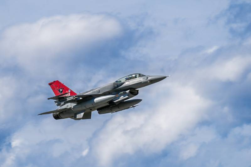 Un F-16 Fighting Falcon, asignado al 425.º Escuadrón de Caza de la Base Aérea Luke, en Arizona, despega de la línea de vuelo de la Base Aérea Eielson, en Alaska, durante el ejercicio RED FLAG-Alaska 26-2, el 1 de junio de 2026. RF-A es el principal ejercicio de entrenamiento de combate aéreo de las Fuerzas Aéreas del Pacífico, con una trayectoria de 50 años. Se trata de un ejercicio de empleo de fuerzas a gran escala que se centra en operaciones de coalición y aire-tierra, operaciones especiales y transporte aéreo táctico, con amenazas aire-aire y tierra-aire limitadas. (Foto de la Fuerza Aérea de EE. UU. tomada por el sargento técnico Kentavist P. Brackin)