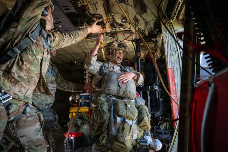 El soldado de primera clase del Ejército Eli Lewis, artillero de mortero adscrito al 2.º Pelotón del Centro de Control de Fuego de Morteros de la 11.ª División Aerotransportada, se prepara para saltar desde un avión C-130J Super Hércules de la Fuerza Aérea, adscrito al 36.º Escuadrón de Transporte Aéreo, durante el ejercicio Red Flag-Alaska 26-2, sobre la Base Conjunta Elmendorf-Richardson, en Alaska, el 1 de junio de 2026. Crédito: Soldado de primera clase de la Fuerza Aérea Cayla Hunt ©USAF