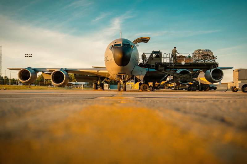 Un equipo de especialistas en transporte aéreo adscritos al 101.º Ala de Reabastecimiento Aéreo en Bangor, Maine, descarga carga de un KC-135 Stratotanker, el 3 de junio de 2026. El equipo, reforzado con personal de refuerzo procedente de varias unidades, ha gestionado de manera eficiente los equipos con capacidad de misión limitada a la espera de piezas de repuesto (MICAP), palés de material de apoyo a la moral y suministros esenciales con destino al Comando Central de los Estados Unidos. Foto del sargento mayor Andrew Sinclair.