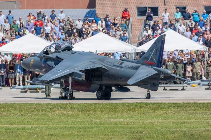 Un AV-8B Harrier II del Cuerpo de Marines de los Estados Unidos, perteneciente al Escuadrón de Ataque de la Marina (VMA) 223, Grupo Aéreo de la Marina 14, 2.ª Ala Aérea de la Marina, se encuentra frente a una multitud en la Base Aérea del Cuerpo de Marines de Cherry Point, el 3 de junio de 2026. El «ocaso» del AV-8B Harrier II, un avión emblemático que ha apoyado operaciones conjuntas y del Cuerpo de Marines durante más de 40 años, también representa el amanecer de una nueva era; allana el camino para la transición completa de la 2.ª MAW a los F-35B y C Lightning II. El VMA-223 es el último escuadrón de Harrier operativo del Cuerpo de Marines de los Estados Unidos. (Foto del Cuerpo de Marines de los Estados Unidos por el soldado de primera clase Bryan Giraldo)