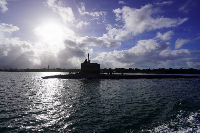 El submarino de ataque rápido de la clase Virginia USS Colorado (SSN 788) regresa de las pruebas en el mar durante un período de mantenimiento en la Base Conjunta Pearl Harbor-Hickam, el 6 de junio de 2026. El Astillero Naval y Centro de Mantenimiento Intermedio de Pearl Harbor (PHNSY & IMF) y la tripulación del Colorado completaron el período de mantenimiento programado el 10 de junio de 2026, 29 días antes de lo previsto, regresando a la flota en plenas condiciones de combate y listos para defender la nación. Puesto en servicio el 17 de marzo de 2018 en la Base Naval de Submarinos de New London, el Colorado es el decimoquinto submarino de ataque rápido de la clase Virginia y el quinto submarino del Bloque III de la clase. El Colorado está asignado al Escuadrón de Submarinos 7 y es capaz de apoyar diversas misiones, incluyendo la guerra antisubmarina; la guerra contra buques de superficie; la guerra de ataque; el apoyo a las fuerzas de operaciones especiales; y la inteligencia, vigilancia y reconocimiento. La misión de PHNSY & IMF es mantener a la flota de la Armada «lista para el combate» mediante la reparación, el mantenimiento y la modernización de los submarinos de ataque rápido y los buques de superficie de la Armada. Estratégicamente ubicada en el corazón del Pacífico, es la instalación de reparación y mantenimiento de flotas más completa entre la costa oeste de EE. UU. y el Lejano Oriente. (Foto de la Armada de EE. UU. por Claudia LaMantia)