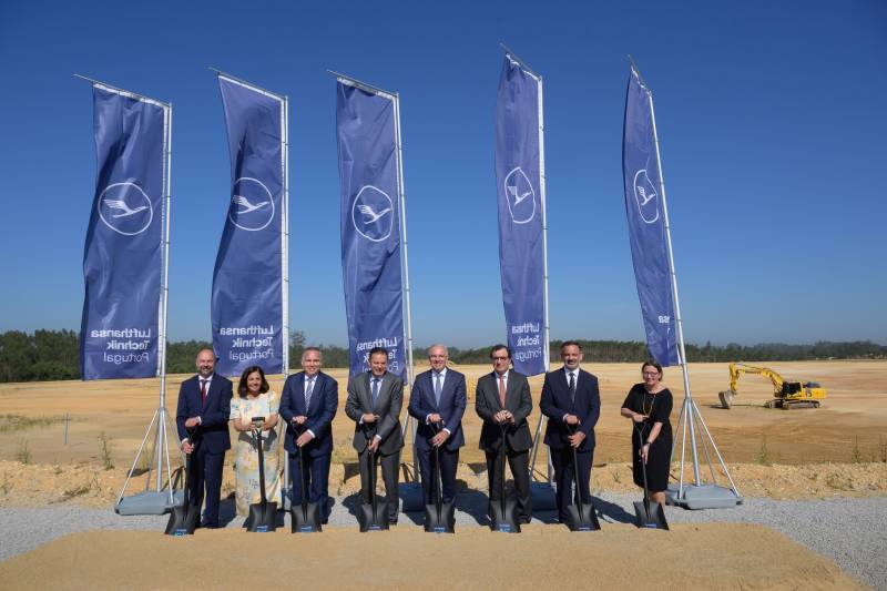 Leyenda: (de izquierda a derecha) Torsten Raabe (director general de Lufthansa Technik Portugal), Madalena Oliveira e Silva (presidenta y directora ejecutiva de AICEP), Harald Gloy (director de operaciones de Lufthansa Technik), Luís Montenegro (primer ministro de Portugal), Carsten Spohr (director ejecutivo del Grupo Lufthansa), Manuel Castro Almeida (ministro de Economía), Amadeu Albergaria (alcalde de Santa Maria da Feira) y Daniela Schlegel (embajadora de Alemania). ©Lufthansa Technik
