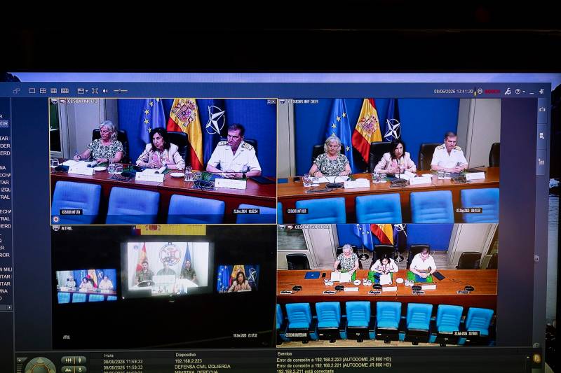 Mantiene una reunión por videoconferencia con el mando del contingente español en Letonia. Foto: Rubén Somonte/MDE