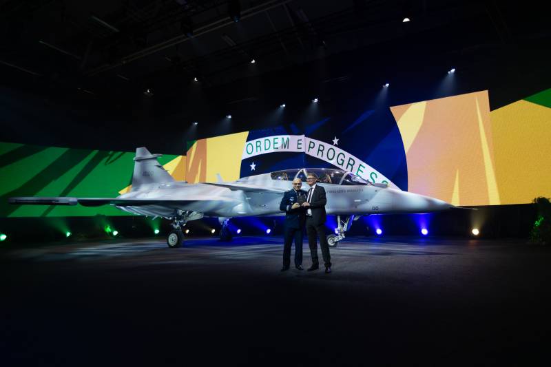 Lars Tossman, director del área de negocio de Aeronáutica de Saab, y el general Marcelo Kanitz Damasceno, comandante de la Fuerza Aérea Brasileña, frente a un Gripen F ©Saab