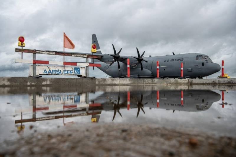 Un C-130J Super Hércules de la Fuerza Aérea de los Estados Unidos, asignado al 123.º Ala de Transporte Aéreo de la Guardia Nacional Aérea de Kentucky, se prepara para despegar de la Base Aérea de Karup, en Dinamarca, el 9 de junio de 2026, en el marco de un entrenamiento conjunto con miembros de las Fuerzas Armadas danesas. El 123.º Ala de Transporte Aéreo está proporcionando transporte aéreo táctico a los aliados de la OTAN durante todo el mes de junio para el ejercicio «Ramstein Flag 2026», un ejercicio a gran escala del Comando Aéreo Aliado, centrado en operaciones aéreas, que se lleva a cabo en múltiples ubicaciones y áreas operativas conjuntas, con la participación de 18 naciones y más de 200 aeronaves. Foto cortesía de OR-8 Joshua Horton, Guardia Nacional Aérea de EE. UU.