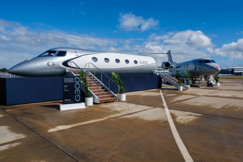 La maqueta del Gulfstream G300 y el avión de pruebas de vuelo del Gulfstream G400 expuestos en Farnborough, Inglaterra ©Gulfstream