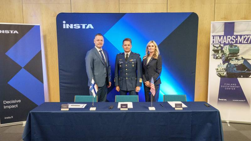 Petri Reiman, director ejecutivo de Insta Advance; el teniente general Jari Mikkonen, subjefe de Estado Mayor para Armamento y Logística; y Brigetta Shanley, directora de Estrategia y Desarrollo Comercial de Lockheed Martin Aeronautics. ©Lockheed Martin