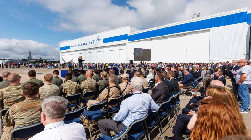Trish Pagan, vicepresidenta de Movilidad Aérea y Misiones Marítimas de Lockheed Martin y directora general de la planta de Marietta, se dirige a los invitados que celebran el 75.º aniversario de la planta de fabricación de Lockheed Martin en Marietta. Al fondo, los empleados de Lockheed Martin hacen fila para ver el emblemático C-130J Hércules y el caza de quinta generación F-22 Raptor, ambos fabricados en Marietta. ©Lockheed Martin