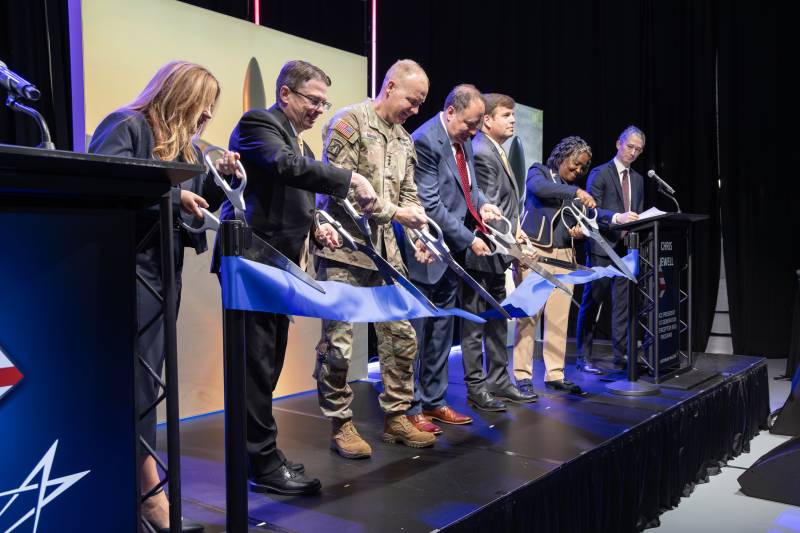 Los directivos de Lockheed Martin Space inauguran la nueva planta del Interceptor de Próxima Generación (NGI) en Courtland, Alabama. De izquierda a derecha: Sarah Reeves, vicepresidenta de Sistemas de Defensa Estratégica; Johnathon Caldwell, vicepresidente y director general de Sistemas de Defensa Estratégica y Antimisiles; el teniente general Brian Gibson, vicedirector de Golden Dome for America; Robert Lightfoot, presidente de Lockheed Martin Space; el representante federal Dale Strong (republicano por Alabama); Reshondra McInnis, directora de la planta de Courtland; y Christopher Jewell, vicepresidente de NGI. ©Lockheed Martin