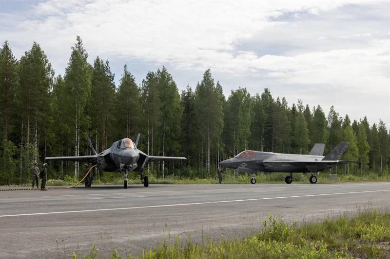 Dos aviones F-35B Lightning II del Cuerpo de Marines de EE. UU., pertenecientes al Escuadrón de Caza y Ataque de los Marines (VMFA) 224, del Grupo Aéreo de los Marines 31, de la 2.ª Ala Aérea de los Marines, se reabastecen de combustible en Tervo, Finlandia, el 9 de junio de 2026. El F-35 constituye un recurso versátil para apoyar operaciones expedicionarias y de despliegue rápido, lo que demuestra las capacidades de EE. UU. en apoyo de los aliados de la OTAN. Foto cortesía de la cabo Mya Seymour, del Cuerpo de Marines de EE. UU.