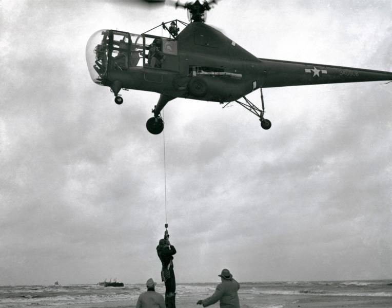 Joseph Pawlik, capitán de la barcaza encallada en el arrecife Penfield, frente a Fairfield (Connecticut), es rescatado desde un helicóptero Sikorsky R-5 pilotado por Jimmy Viner, piloto jefe de la compañía, con la ayuda del capitán Jack Beighle, de la Fuerza Aérea del Ejército. 29 de noviembre de 1945. Imagen: Lockheed Martin/Sikorsky