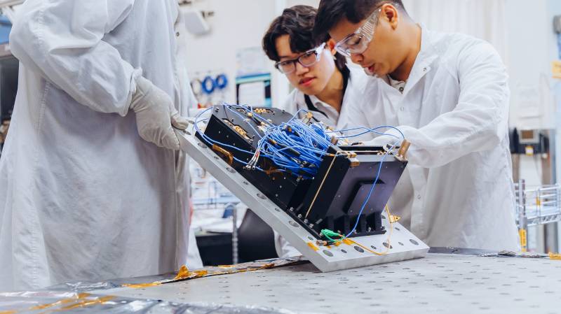 Los miembros del equipo de Boeing inspeccionan la carga útil de vuelo del Q4S durante las pruebas diseñadas para verificar que el equipo pueda soportar las condiciones del lanzamiento y en órbita, antes de su misión prevista para 2027 (imagen de Boeing).