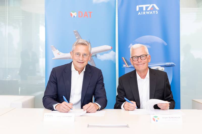 SX Joerg Eberhart, director ejecutivo de ITA Airways; DX Jesper Rungholm, fundador y presidente de DAT ©ITA Airways