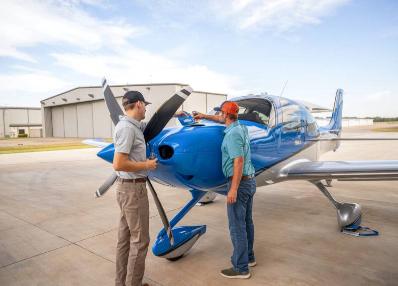 Cirrus ha presentado el Curso de revisión anual de vuelo de la serie SR, un programa de capacitación Cirrus Approach™ diseñado para mejorar la competencia y la seguridad de los pilotos a través del aprendizaje en línea, la instrucción en tierra y el entrenamiento de vuelo con un piloto instructor estandarizado de Cirrus. El curso, de medio día de duración, se actualizará anualmente para abordar temas clave de seguridad y refleja la inversión continua de Cirrus en la capacitación de pilotos a través de su plataforma de aprendizaje digital, su red de instructores certificados, sus programas de capacitación y su plan de estudios de habilitación de tipo. ©Cirrus