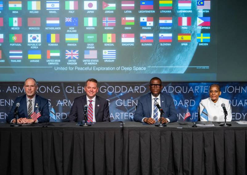De izquierda a derecha, el asesor principal en asuntos espaciales de la Oficina de Océanos y Asuntos Ambientales y Científicos Internacionales, Greg Autry; el subadministrador de la NASA, Matt Anderson; el ministro de Comunicaciones e Innovación, David Tshere; y la embajadora interina de la República de Botsuana ante Estados Unidos, Mabedi Ngwenya, posan para una foto tras la ceremonia de firma de los Acuerdos Artemis con la República de Botsuana el jueves, 25 de junio de 2026, en el edificio Mary W. Jackson de la sede central de la NASA en Washington. NASA/Keegan Barber