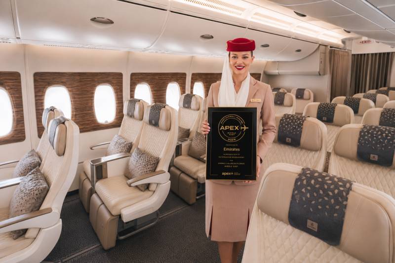 En la imagen aparece la tripulación de cabina de Emirates sosteniendo un certificado de los «Premios APEX 2026: Mejor aerolínea global de Oriente Medio», que Emirates ganó gracias a sus excelentes puntuaciones en cinco categorías: comodidad de los asientos, servicio de cabina, comida y bebida, entretenimiento y conectividad. ©Emirates