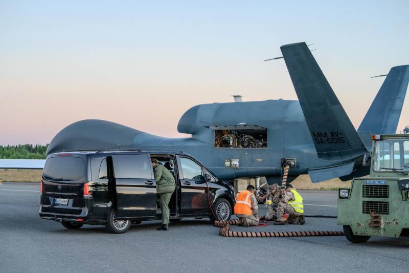 Los técnicos de mantenimiento de la NISRF preparan el RQ-4D Phoenix para su lanzamiento en la Base Aérea de Pirkkala, Finlandia, durante el ejercicio NISRF ACE 2026. El equipo multinacional de la NISRF aúna la experiencia del MOSC, los técnicos de mantenimiento de línea de vuelo, las tripulaciones de vuelo y el personal de apoyo a la misión para llevar a cabo las operaciones de ISR de la OTAN. (Foto: PAO NISRF)