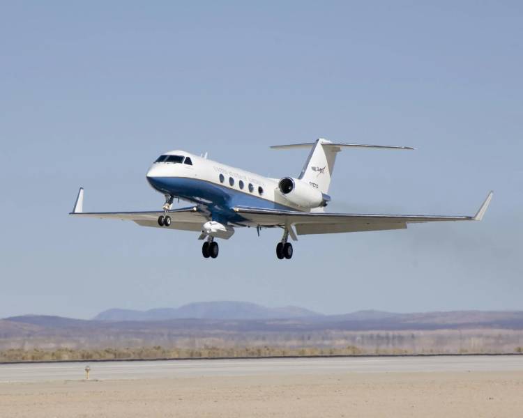 El avión de investigación C-20A de la NASA despega de la pista de la Base Aérea Edwards para realizar una prueba de vuelo de ampliación de los límites de vuelo con el módulo de radar de apertura sintética del vehículo aéreo no tripulado. ©NASA/Tony Landis