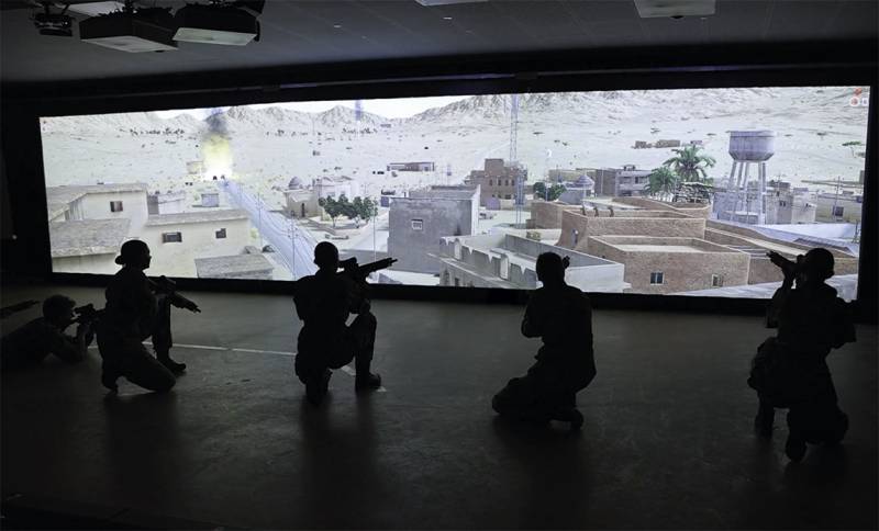 El GSIMS ha sido un componente fijo del entrenamiento de tiro en las Fuerzas Armadas desde 1990. Se ha ido actualizando constantemente. La versión que se utiliza actualmente consta de una gran pantalla de 12 metros de ancho y cinco proyectores. Foto: Oliver Nordahl Johansen/Fuerzas Armadas de Dinamarca (Forsvaret)