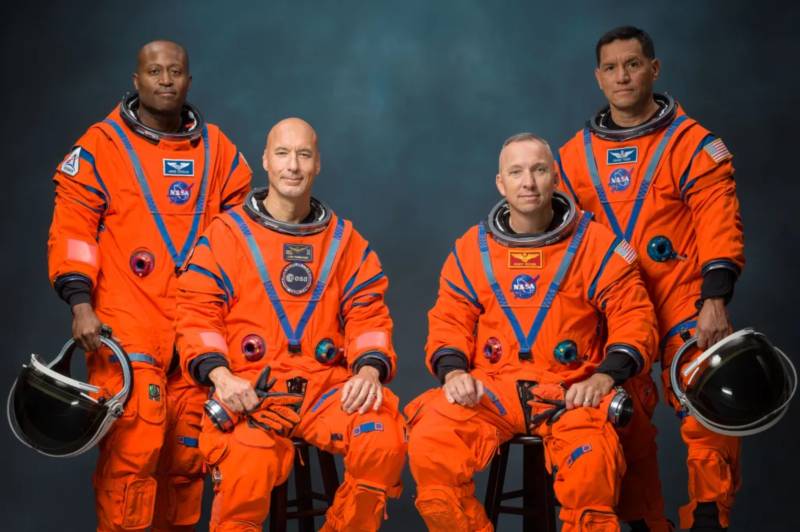 La tripulación de Artemis III posa para una foto oficial en sus trajes espaciales naranjas (de izquierda a derecha: Andre Douglas, Luca Parmitano, Randy Bresnik y Frank Rubio). Crédito: NASA/Bill Stafford