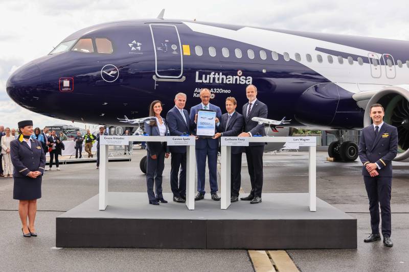 El director general del Grupo Lufthansa, Carsten Spohr, y la directora de Tecnología del Grupo Lufthansa, Grazia Vittadini, firman el acuerdo con el director general de Airbus, Guillaume Faury, y el director general de Aviones Comerciales, Lars Wagner, en presencia del canciller Friedrich Merz, durante la inauguración del Salón Aeronáutico ILA de Berlín ©Lufthansa Group