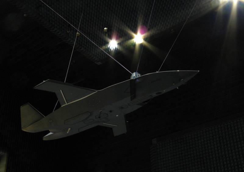 La elevación, o ángulo de inclinación, es uno de los ángulos que los ingenieros analizan para validar la detectabilidad del MQ-28 por radar dentro de la cámara de pruebas de Boeing. Otras posiciones utilizadas en las pruebas de sección transversal de radar incluyen el azimut (medida desde la punta de la nariz hasta la cola) y el balanceo (rotación alrededor de la aeronave). (Foto de Boeing)