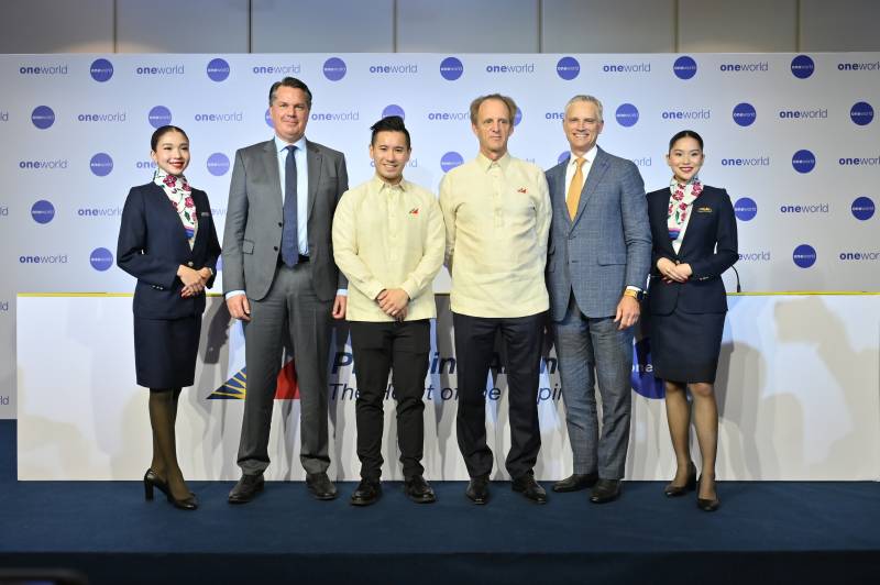 El director ejecutivo de oneworld, Ole Orvér (segundo por la izquierda), PAL Holdings, Inc. Lucio C. Tan III (tercero por la izquierda), presidente de PAL Holdings, Inc., Richard Nuttall (tercero por la derecha), presidente de Philippine Airlines, y Robert Isom (segundo por la derecha), director ejecutivo de American Airlines y presidente del Consejo de Administración de oneworld, durante una rueda de prensa celebrada en Río de Janeiro, Brasil, el 6 de junio de 2026, en la que se anunció la incorporación de Philippine Airlines a la alianza oneworld. Imagen: Philippine Airlines