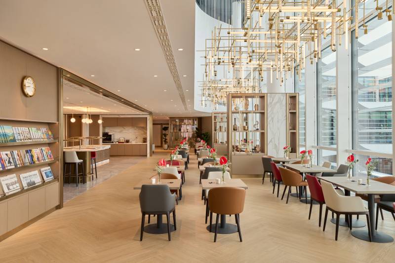 La imagen muestra una amplia zona de comedor y descanso en la sala VIP de Emirates en Múnich ©Emirates