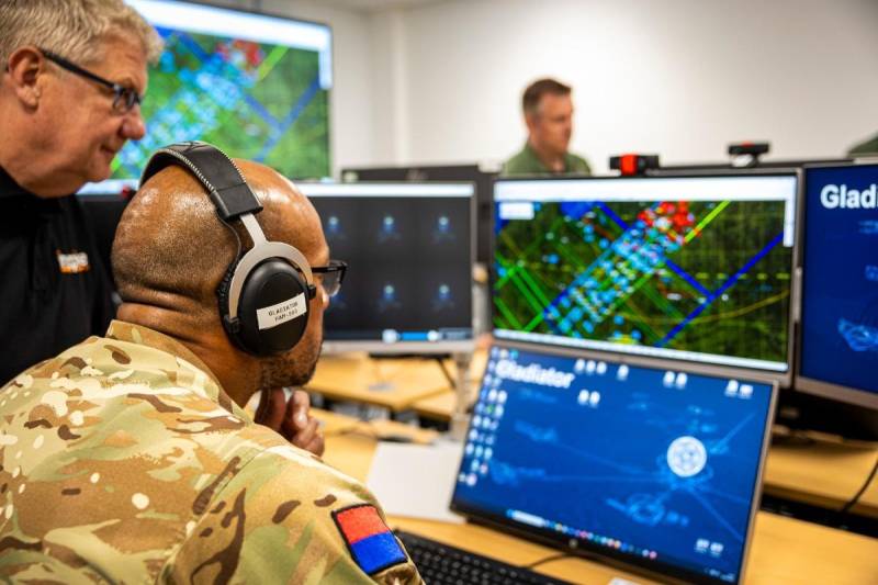 El Mando Aéreo Aliado de la OTAN (AIRCOM) dirigió el ejercicio «Athena Warrior 26» del 26 al 28 de mayo. El entrenamiento se llevó a cabo principalmente en el Centro de Entrenamiento del Espacio de Batalla Aérea de la RAF Waddington, en el Reino Unido, utilizando sistemas simulados de mando y control (C2) aéreos y terrestres, aviones de combate, helicópteros, sistemas de defensa aérea terrestres y vehículos aéreos no tripulados (UAV). Foto cortesía de la Real Fuerza Aérea del Reino Unido.